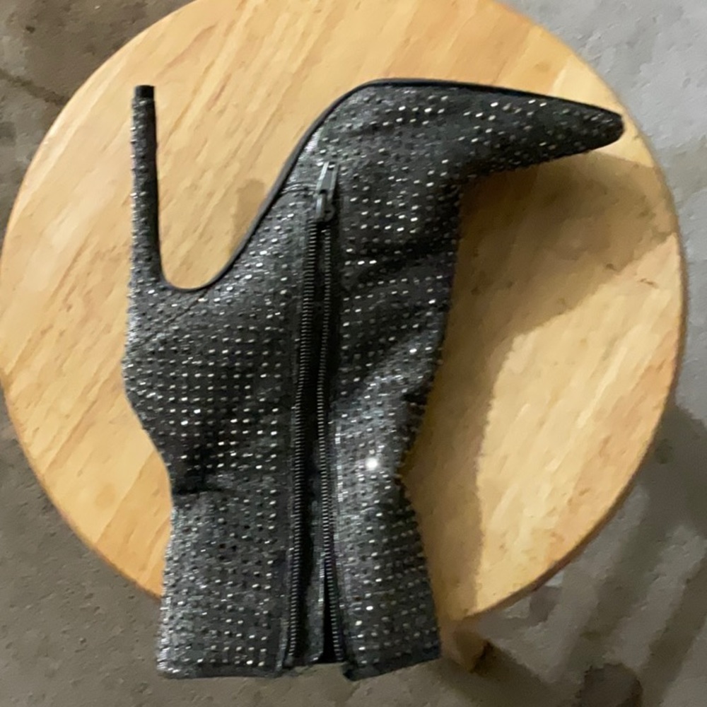 Zipper heeled boots